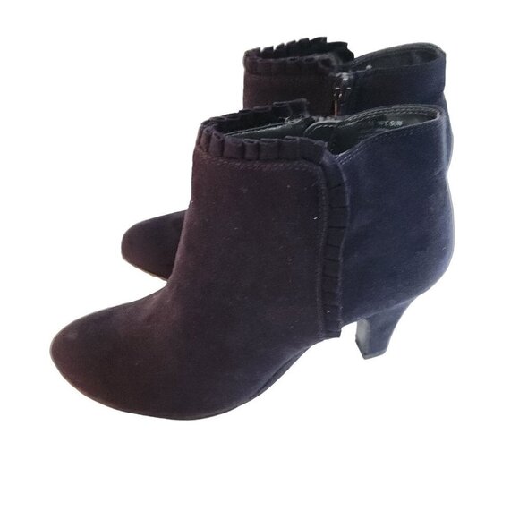 Aerosoles Heelrest NWOT Navy Faux Suede Ruffle Detailed Heeled Bootie Size 7.5M - Picture 2 of 8